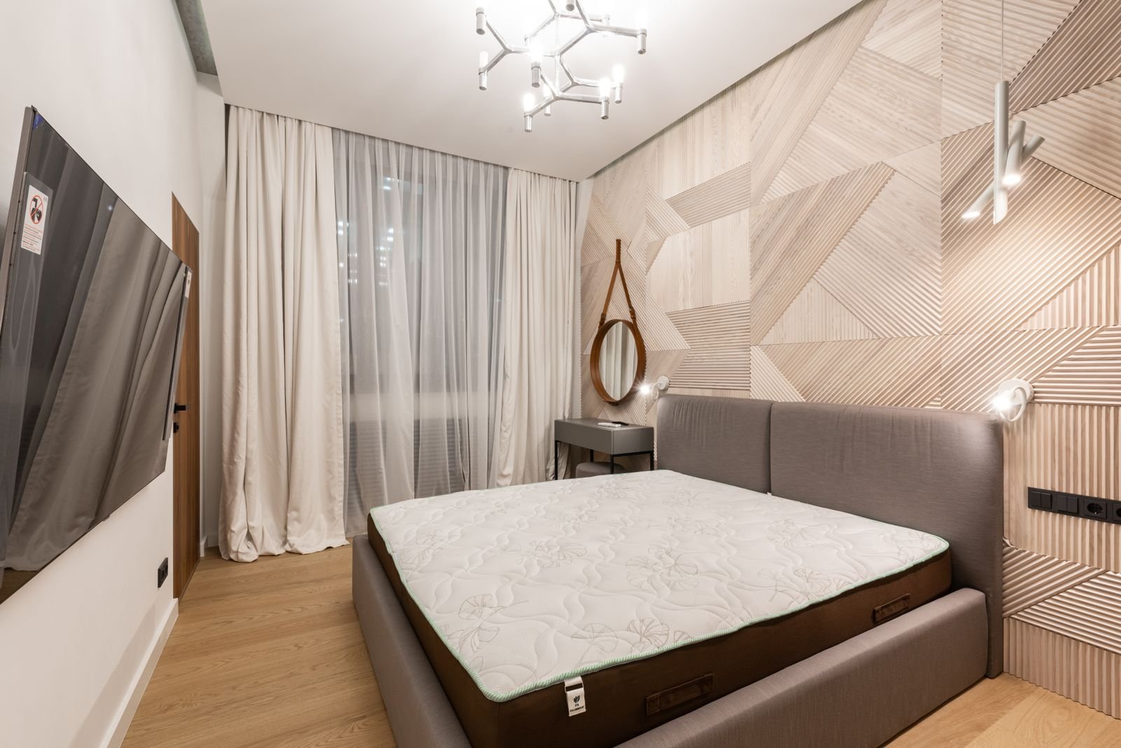 Closet planejado com portas de vidro reflecta e cabideiros com iluminação interna