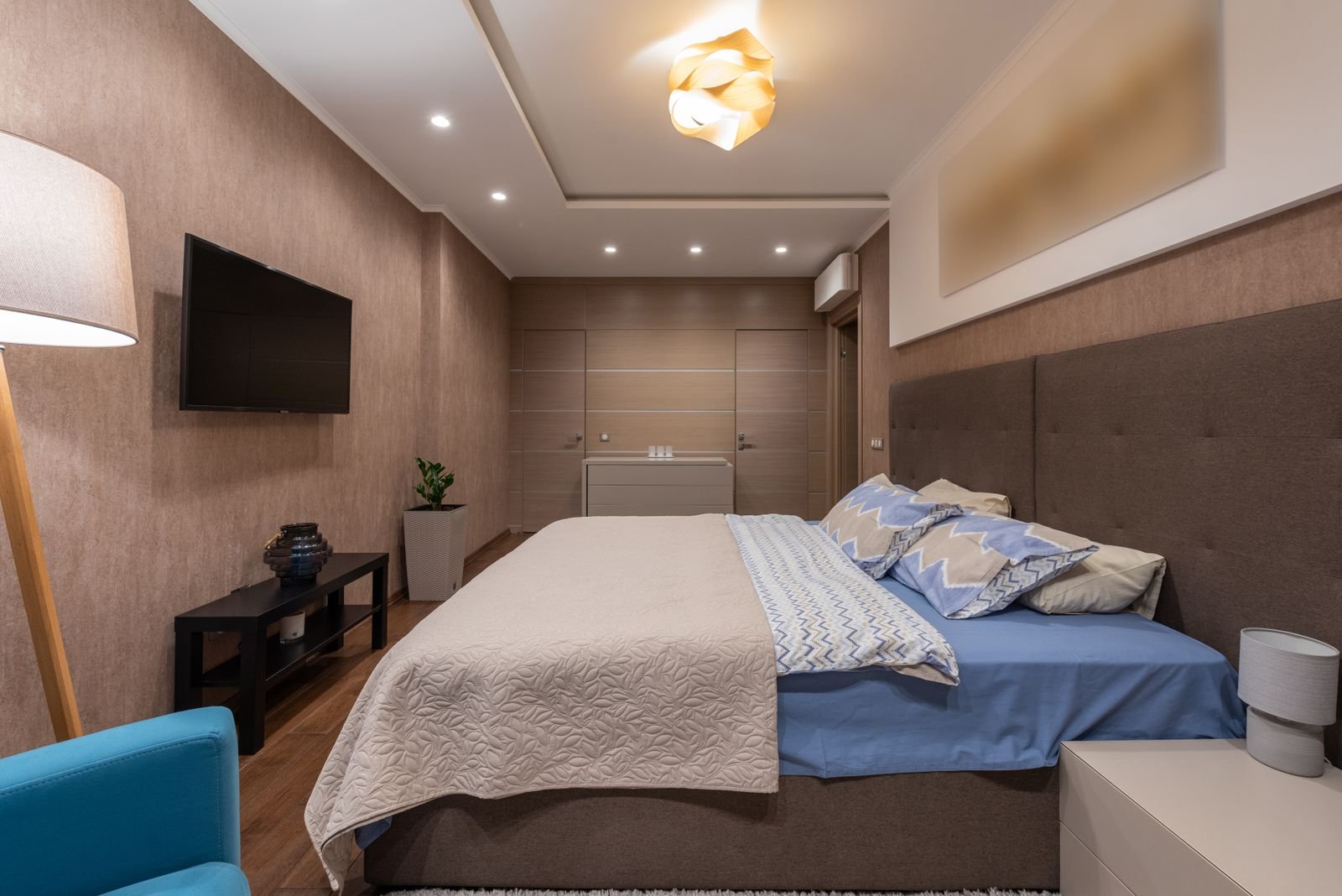 Suíte master com cabeceira personalizada e mesas de cabeceira flutuantes